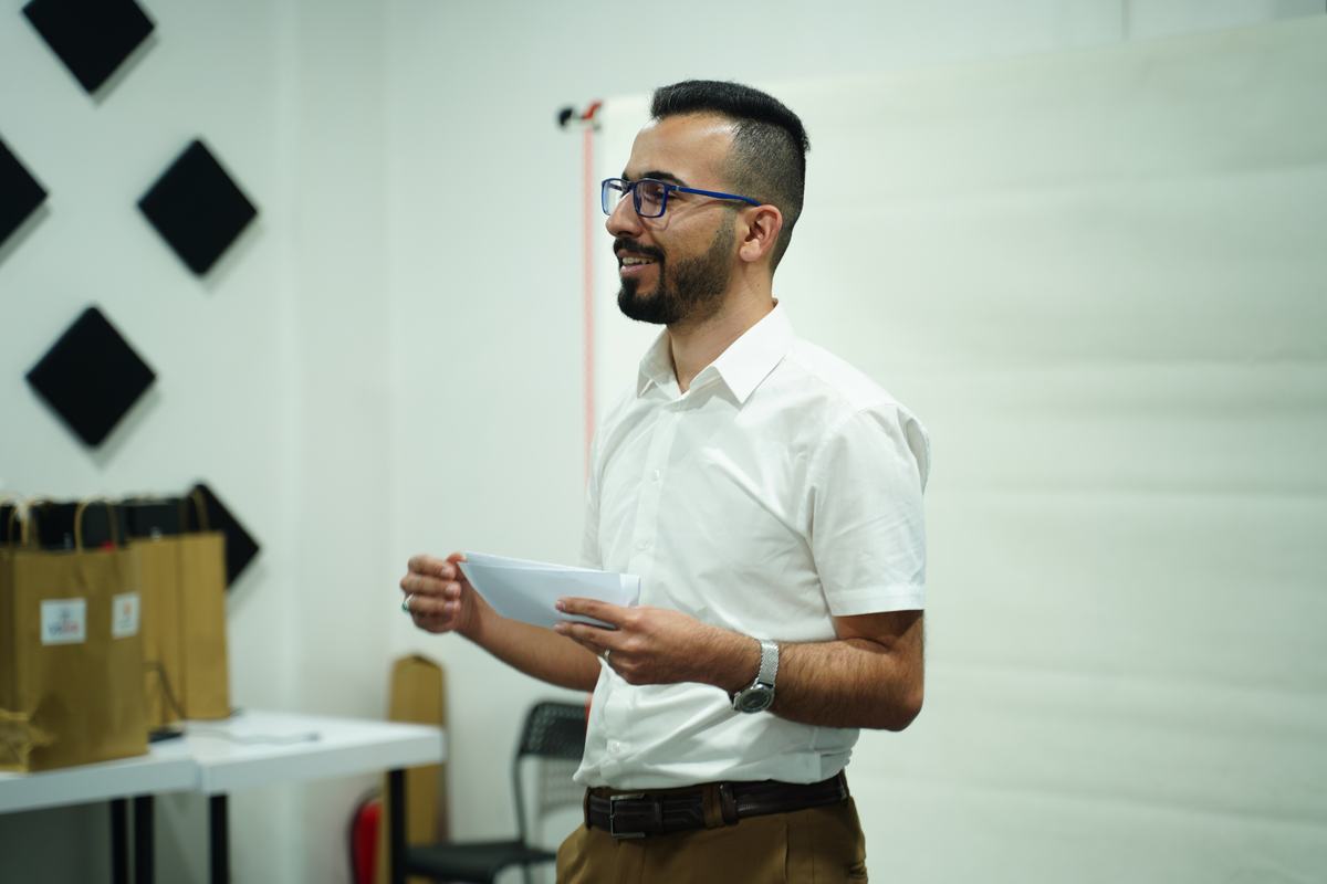 إدارة جلسة مع مجموعة من المشاركين